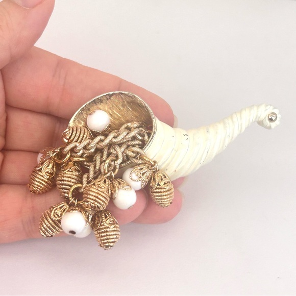 Vintage Signed Avon Cream Enamel Gold Tone Articulated  CORNUCOPIA Brooch - Picture 2 of 12